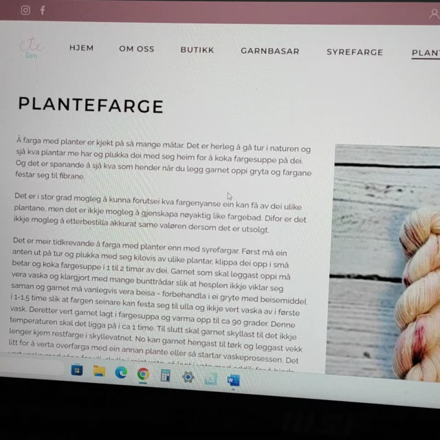 På nettsida mi står det litt om kva måtar eg fargar på. 
Heilt sidan eg starta å farga med planter har eg fått spørsmål om kva namna på dei ulike fargane betyr, for dei virkar for folk flest litt kaotiske. No har eg laga ei lita oversikt over forkortelsar og tal som vert brukt, slik at de som er interesserte i å forstå meir kan finna svar😊