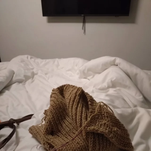 Mannen og eg tok oss ein sein "sommarferie" i år og reiste først til Oslo og så til Malta etter Bergen strikkemarked. No tre dagar inn i opphaldet på Malta har me vorte sjuke og store delar av dagen har me ikkje orka å gå ut av hotellrommet og stadig fyllt på med ibux og paracet.
Heldigvis har me strikketøy og Netflix.
Satsar på betre form i morgon.