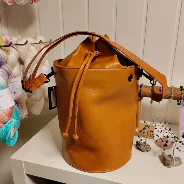 Alle som handlar hjå meg i desember er med i trekninga om å vinna denne flotte strikkeveska i skinn frå Unwind.

Gjeld kjøp både i nettbutikken og på lageret. Vinnaren vert trukke 3. januar.