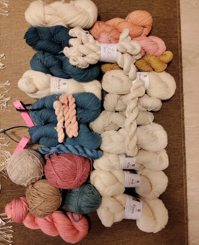 SOLGT 

Ikkje lenge att til året er over og det er på tide å telja lageret. I løpet av året har eg kjøpt inn garn for å testa, eg har farga ting eg ikkje vart heilt nøgd med, eg har strikka modellar, og har litt restar og nokre garn har eg slutta med. No har eg samla opp dette. På biletet er det over 1,7 kg garn. Eg veit ikkje heilt kva alt er, for nokre merkelappar manglar.  Mesteparten er ulike typar norsk ull. Det er litt sokkegarn der, litt frå Telespinn, litt frå itamalal yarn, ein del frå Hillesvåg og Rauma. 
Eg lurar på om dette kunne freista å kjøpa i ei forundringspakke? Til 500kr (+evt porto)
Så slepp eg å telja det om ei veke😅

#forundringspakke #garnsalg